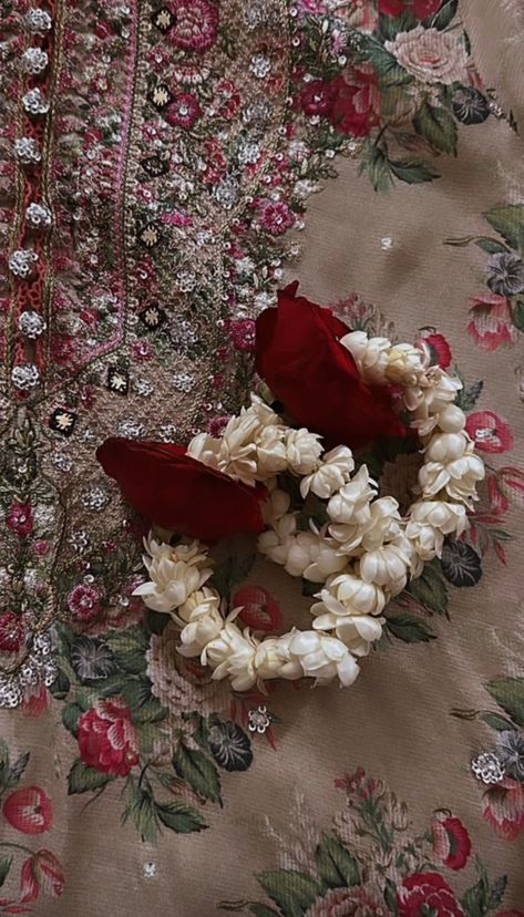 Gajrey Hands, Hand Gajra Pics, Hand Gajra For Bride, Gajra In Hands Pics, Gajra In Hands, Red Gajra Hand, Red Rose Gajra Hand, Hand Dps With Gajra, Hand Gajra