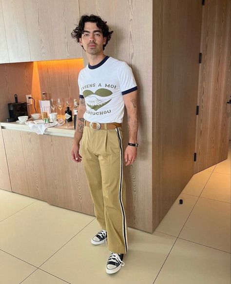 Jonas Brothers Style, Joe Jonas Fashion, Joe Jonas Street Style, Jonas Brothers Outfits, Joe Jonas Style, Rolling Stones Outfit, Gig Outfit, Jonas Brother, Modern Cowboy