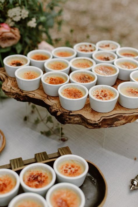 Ideas Para Catering, Wedding Reception Desserts, Unique Wedding Food, Wedding Buffet Menu, Wedding Finger Foods, Romantic Intimate Wedding, Creme Brulee Desserts, Wedding Snacks, Wedding Food Drink