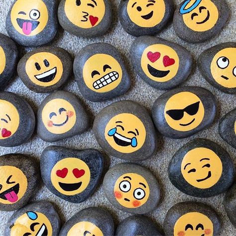 #emojis Art Pierre, Painted Rocks Craft, Painted Rocks Diy, Rock Painting Ideas Easy, Rock Painting Patterns, Paint Rock, Rock Painting Designs, Stone Crafts, Rock Painting Art