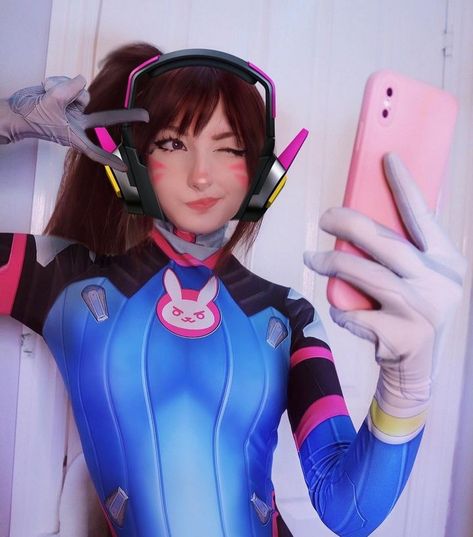 Diva Cosplay Overwatch, D Va Cosplay Makeup, Dva Cosplay Makeup, Dva Costume, Costume Ideas For Brunettes, Hot Costume Ideas, Easy Cosplay Costumes, Everything Fashion, Dva Overwatch Cosplay