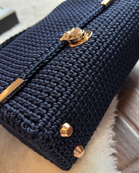 Céline ✨ elegante e sofisticata ✨ Realizzata a mano, con cordino ed accessori color Oro, foderata al suo interno. Per altre borse personalizzate segui @loopbag_boutique #bag #borseuncinetto #borsauncinetto #uncinetto #borsedilusso #crochetbag Borse di lusso Borse uncinetto Borse personalizzate Borse fatte a mano Boutique, Color