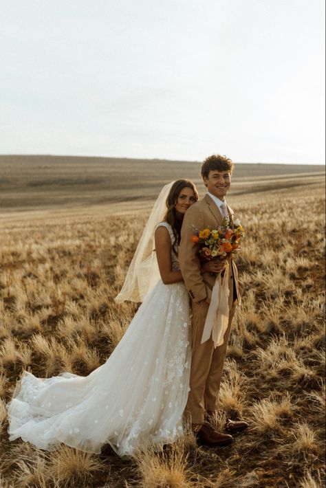 Bride And Groom Pictures Outdoor, Rustic Wedding Portraits, Rustic Wedding Photography Poses, Photography Poses Couples Outdoors Wedding Photos, Farm Wedding Photoshoot, Fall Wedding Poses Photo Ideas, Wedding Pictures In A Field, Sunset Field Wedding Photos, Wedding Family Picture Ideas