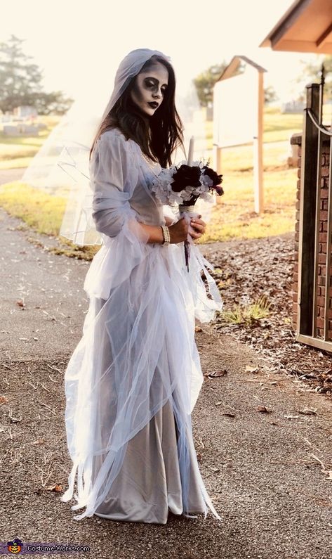 Ghost Bride Costume Diy, Bride From Haunted Mansion Costume, Haunted Prom Costume, Haunted House Costume Ideas, Constance Hatchaway Costume, Haunted Mansion Bride Costume, Cubicle Halloween, Cubicle Halloween Decorations, Princess Ghost