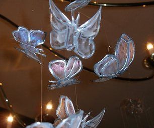 Flight of Coke Butterflies Glass Butterflies, Empty Plastic Bottles, Plastic Bottle Flowers, Plastic Bottle Art, Diy Plastic Bottle, Fleurs Diy, Diy Upcycling, Plastic Bottle Crafts, Plastic Art