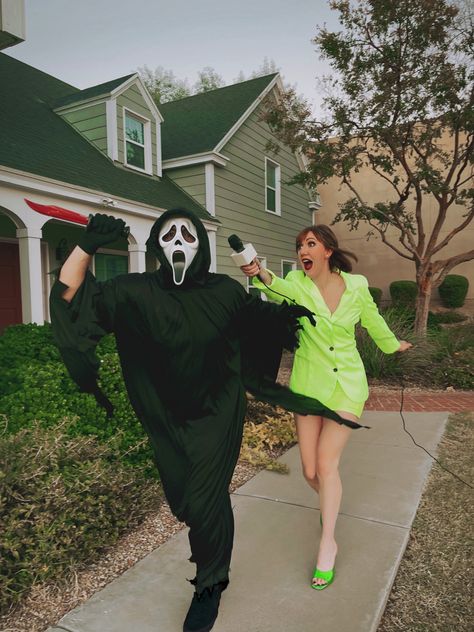 Reporter And Scream Costume, Scream And Sidney Costume, Music Couple Costumes, Slasher Couple Costume, Gale Weathers Outfits, Scream Outfits Halloween Costumes, Gale Weathers Costume, Scream Halloween Costume Couple, Quick Couples Costumes