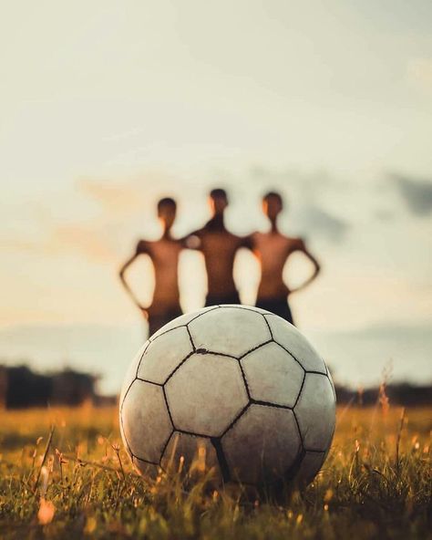 Soccer Photography Poses, Soccer Shoot, Soccer Photo, Best Soccer Shoes, Football Drawing, Friendship Photography, Soccer Photography, Soccer Art, Football Photography