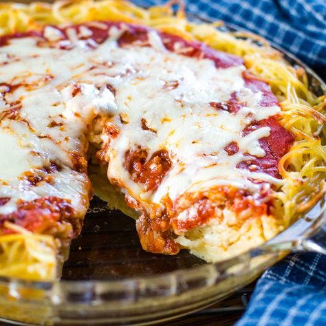 Easy Spaghetti Pie Recipe Spaghetti Vegetarian, Spaghetti Pie Recipe, Spaghetti Pie Recipes, Feeding Picky Eaters, One Pan Dinner Recipes, Leftover Spaghetti, Vegetarian Spaghetti, Spaghetti Pie, No Meat