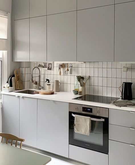 Grey IKEA kitchen - minimalist kitchen - white metro tiles - simple design Nordic Baking, Modern Kitchen Doors, Line Kitchen, Kitchen Credenza, Interior Design Images, Latest Interior Design, Popular Kitchens, Kitchen Designs Layout, Tidy Kitchen