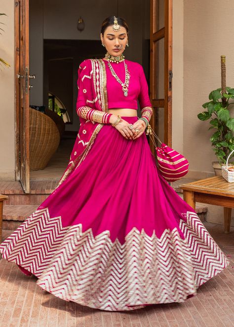 Flowy Lehenga, Chaniya Choli Designs, Beautiful Lehenga, Function Dresses, Navratri Dress, Indian Outfits Lehenga, Lehenga Designs Simple, Potli Bag, Choli Designs