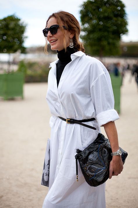 STREET STYLE SPRING 2013: PARIS FASHION WEEK - A white shirt dress is smart with a black turtleneck layer. Fashion Week Street Style Winter, Shirt Dress Street Style, White Shirt Dress Outfit, Long White Shirt Dress, Long White Shirt, Turtleneck Layering, Black And White Outfit, Button Shirts, Moda Paris