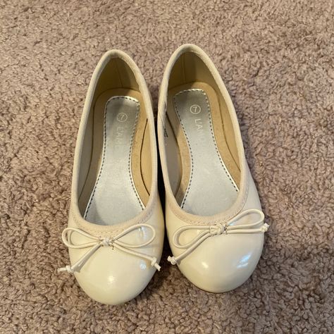 Cream Flats Never Worn Smoke Free/Pet Free Home Size 7 Cream Flats, Flat Color, Flat Shoes, Shoes Flats, Dress Shoes, Size 7, Pet, Cream, Color