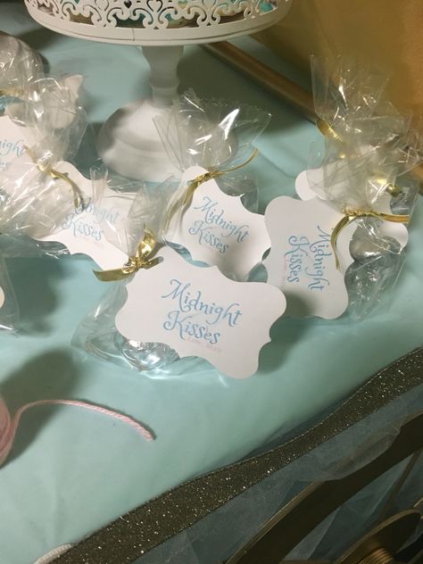 Glass Slipper with Hershey kisses Cinderella favors Cinderella Favors Ideas, Cinderella Wedding Reception, Cinderella Wedding Favors, Cinderella Quince Party Favors, Cinderella Gift Ideas, Cinderella Engagement Party, Cinderella Themed Bridal Shower Ideas, Cinderella Bridal Shower Theme, Cinderella Favors