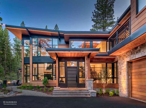 Tour a delightful Northern California mountain home with farmhouse flavor Contemporary Mountain Home, California Mountain, Montana House, Modern Mountain House, Mountain Home Exterior, Property Ideas, Modern Lake House, Roof House, Modern Mountain Home