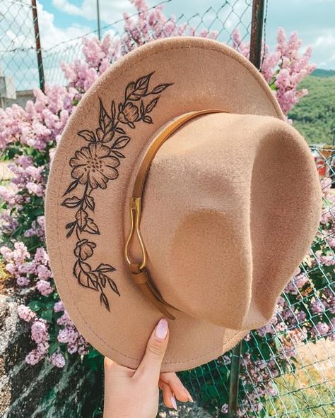 Wood Burn Cowboy Hat, Woodburning On Hats, Wood Burning On Hats, Wood Burned Hats Women, Pyrography On Hats, Wood Burning Hat Ideas, Wood Burned Hats, Pyrography Hats, Burn Hats