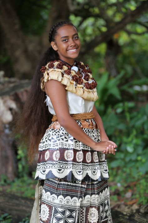 Hawaiian Clothing Traditional, Fiji Traditional Clothing, Hawaiian Traditional Clothing, Traditional Hawaiian Clothing, Fijian Clothing, Fijian Culture, Fiji People, Petite Style Outfits, Traditional Hairstyle