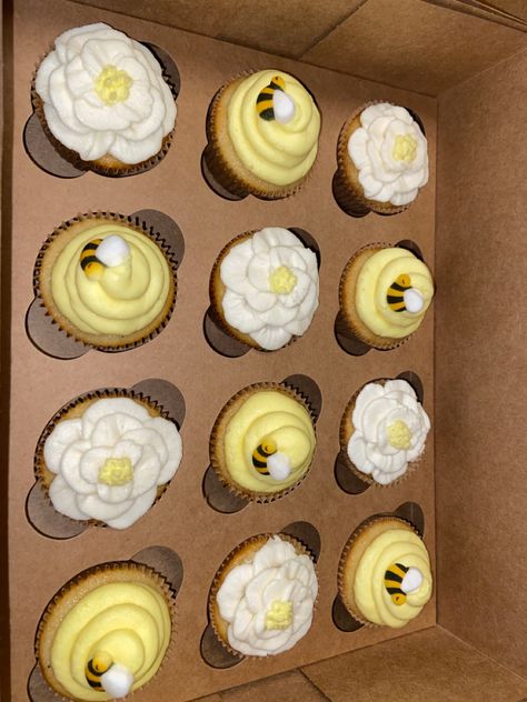 1st Bee Day Cupcakes, Mama To Bee Cupcakes, First Bee Day Party Cupcakes, What Will It Bee Gender Reveal Cupcakes, Bride To Bee Cupcakes, Bee Themed Cupcakes Shower Ideas, First Bee Day Cupcakes, Honey Bee Cupcakes, Bee Day Cupcakes