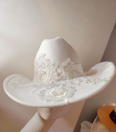 Wedding Cowgirl Hat For Bride, White Cowboy Hat Decorated, White Cowboy Outfit, Bridal Hair With Cowboy Hat, Cowgirl Hat With Veil, White Cowgirl Hats, Cowboy Hat With Veil, Cowgirl Wedding Hat, Bachelorette Cowgirl Hat