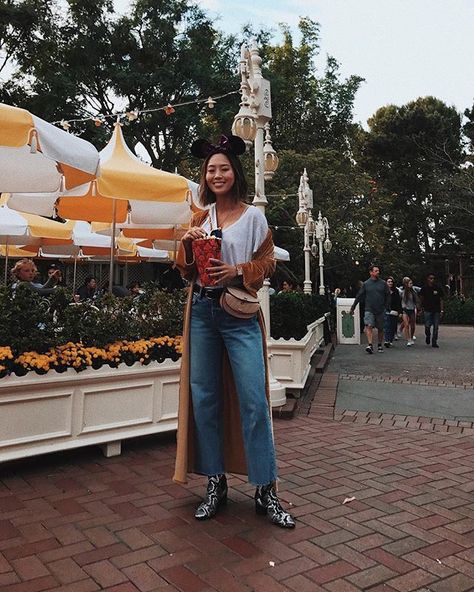 Disney World Outfits Fall, Aimee Song Style, Disneyworld Outfit, Disney Outfits Women, Theme Park Outfits, Form Fitting Clothes, Disney Fits, Disney Queens, Disney Photo Ideas