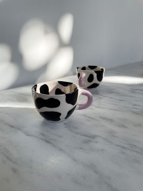 Cow Print Ceramics, Cow Print Mug, Cow Pottery Painting, Cow Print Pottery, Cow Ceramics, Ceramic Mug Painting Ideas, Cow Pottery, Ceramic Mug Painting, Cup Painting Ideas