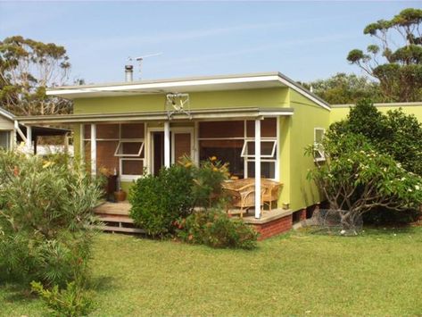 Retro beach house Shack Living, Retro Beach House, Beach Shacks, Mid Century Exterior, Beach House Exterior, Retro Beach, Surf Shack, Mid Century Architecture, Beach Shack