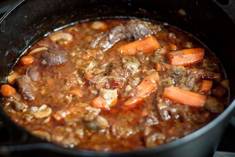 South African Beef Stew Recipes, South African Potjie Recipe, Oxtail South Africa, African Oxtail Stew, Oxtail Recipes South African, Beesstert Potjie Resep, South African Oxtail Stew Recipe, Oxtail Potjiekos Recipes South Africa, South African Oxtail Recipes