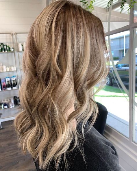 Light Roots Darker Ends, Brown Hair Dyed Blonde, Balayage Blonde Medium, Hair Dyed Blonde, Fun Hairdos, Brown Hair Dyed, Aesthetic Honey, Light Balayage, Chic Short Hair