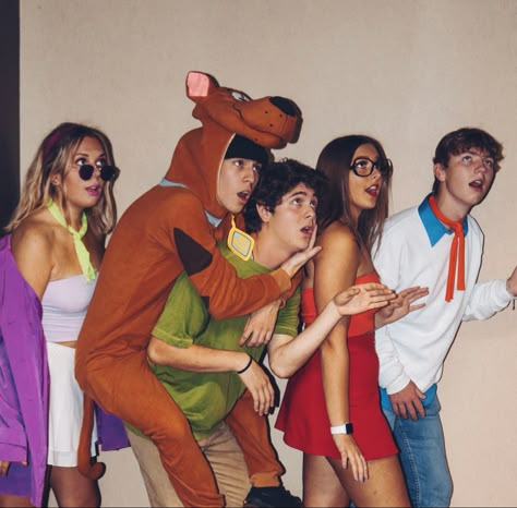 Friend Group Halloween Costumes Teens Girls And Boys, 4 Person Couple Costume, Friend Group Costumes Halloween, Group Carnival Costumes, Halloween Costumes Scooby Doo Gang, Halloween Costume Ideas For Group Of 5, Group Halloween Costumes Both Genders, Mystery Gang Halloween Costume, Squad Costume Ideas