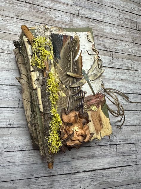 Woodland Autumn Junk Journal by Lesly Williams - The Graphics Fairy Dragonfly Images, Journal Nature, Handmade Journals Diy, The Graphics Fairy, Book Diy, Garden Junk, Graphics Fairy, Vintage Junk, Vintage Junk Journal