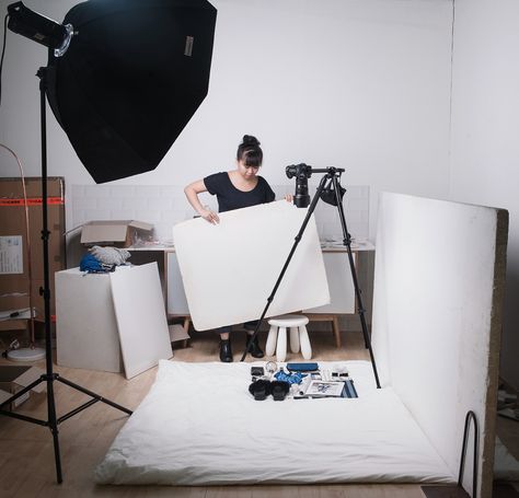 How To Light Your Flatlay Like A Pro - What She Pictures Flat Lay Photography Light Setup, Creative Flatlay, Overhead Photography, Photo Lighting Setup, Photography Space, Photography Set Up, Photography Lighting Setup, Flatlay Photography, Photography Tips Iphone