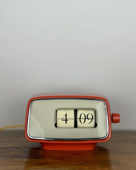 Backdoor Manila on Instagram: "RARE FIND! 1965’s Vintage Copal 201 Flip Clock. Cleaned and inspected for proper operation with accurate time and backlight function. Runs on 100v 3w 60hz. Made in Japan #retrostyle #vintage #vintageph #vintagestyle #midcentury #midcenturymodern #midcenturyfurniture #midcenturyhome #collector #pinterest #60sclock #japanesevintage #spaceagemodern #spaceagedesign #spaceageclock #midcenturyclock #deskclock #japanesedesign #coramaticclock #atomicdesign #belfastvintag Vintage Flip Clock, Vaporwave Interior, Space Age Modern, Mid Century Clock, Electric Clock, Home Design Diy, Table Clock, Vintage Electronics, Vintage Clock