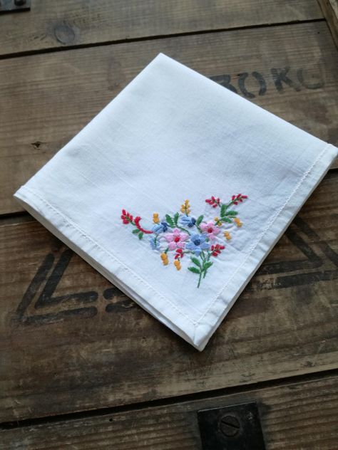 Hanky Embroidery, Hand Kerchief, Handkerchief Ideas, Handkerchief Design, Handkerchief Embroidery, Garden Decor Crafts, Embroidered Hankies, Everyday Math, Cap Embroidery