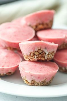 Skinny Frozen Strawberry Bites - Six Sisters' Stuff | These healthy, easy, 6 ingredient bites are a delicious combination of creamy, frozen, and just the right amount of crunch, with a pecan bottom. Your tastebuds are going to go crazy for this healthy snack! #sixsistersrecipes #sixsistersstuff #healthydessert #healthysnack Strawberry Bites, Grow Strawberries, Snack Sani, Menu Sarapan Sehat, Plats Healthy, Frozen Strawberry, Six Sisters Stuff, Frozen Snack, Summer Snacks