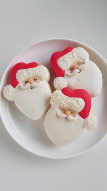 Santa Claus Oreo Cookies, Reindeer Macarons, Santa Macarons, Santa Claus Macaron, Christmas French Macarons, Circle Santa Cookies, Shaped Macarons, Desiccated Coconut, Draw Eyes