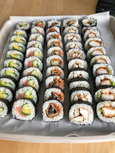 Sushi Platter Ideas, Sushi Platter Aesthetic, Sushi Catering, Sushi Buffet, Sushi Board, Sushi Ingredients, Sushi Platte, Sushi Roll Recipes, Lunch Catering