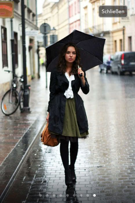 Nothing like a Poufy Skirt to make you feel pretty on a rainy day!  The rain jacket is a must for traveling in Europe (especially in London!) Rainy Outfit, Rok Outfit, Weekend Mode, Olive Green Skirt, Style Parisienne, Walking Down The Street, Quoi Porter, Thanksgiving Outfit, Winter Mode