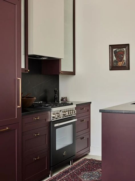 This NYC apartment renovation was all about going classic with a twist, from the merlot kitchen cabinets to the black and white diamond tiles in the bathroom. Take a full tour. Merlot Kitchen Cabinets, Kitchen Marble Countertops, Style A Kitchen, Shelf Storage Ideas, Home Shelf Decor, Design Kitchen Island, Nyc Couple, Organization Ideas Pantry, Decorating With Black