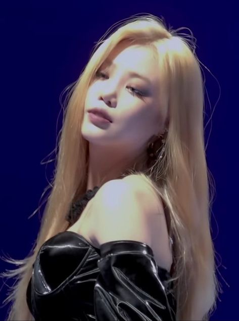 Soojin Oh My God Photoshoot, Seo Soojin Blonde, Soojin Side Profile, Oh My God Gidle Aesthetic, Soojin Blonde, Soojin Oh My God, Mermaid Concept, G Idle Soojin, Siren Mermaid