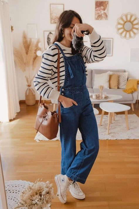 Converse blanches : comment les porter avec style ? #tenueprintemps #lookfemme #converse #converseblanches #salopette #salopettejean #sacseau #marinière #tenuefemme #look30ans #look40ans #streetstyle Salopette Outfit, How To Style Converse, Style Salopette, Dungaree Outfit, Jumpsuit Jeans, Mode Dress, Denim On Denim, Fashion Tops Blouse, Casual Day Outfits