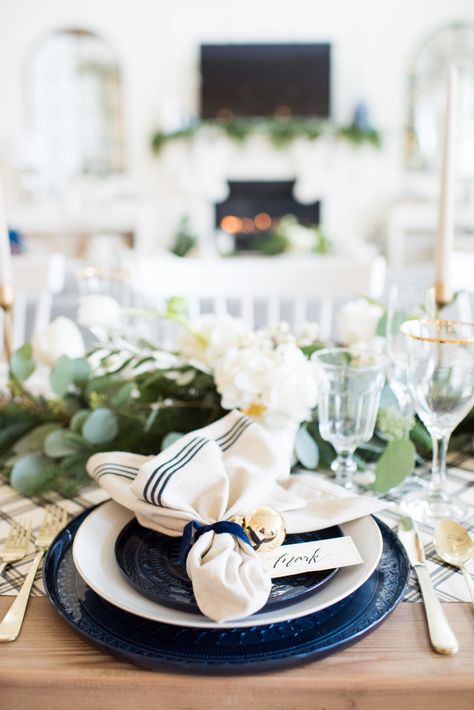 Explore the power of navy as a key accent color for a cohesive Christmas table setting. From wrapping paper to napkins, learn how to tie it all together for a stunning look with tips from White Table Catering a luxury wedding caterer in Vancouver. Discover more Christmas decor ideas for your Christmas table setting on our blog! Navy Christmas Table Decor, Navy Christmas Table, Blue Christmas Table Decor, Navy Tablescape, Blue Christmas Table, Blue Tablescape, Ikea Candles, Hosting Christmas Dinner, Blue Dining Tables