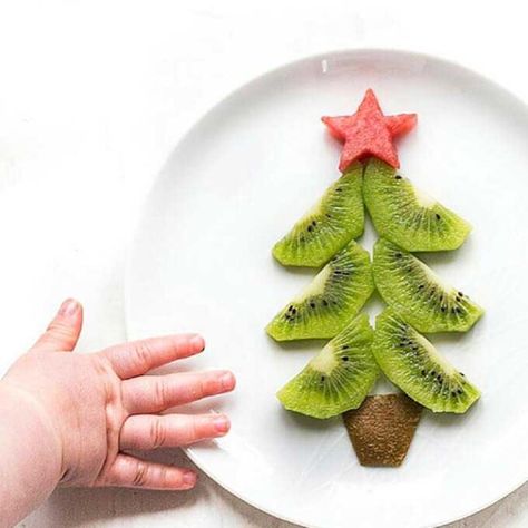 Healthy Christmas Snacks For Kids, Peanut Butter Apple Sandwich, Christmas Snacks For Kids, Christmas Fruit Salad, Kiwi Christmas, Healthy Christmas Snacks, Healthy Christmas Treats, Theme Snack, Watermelon Pops