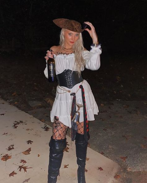 Costume Party Halloween, Pirate Costume Women Ideas, Pirate Cute Costume, Halloween Costume Ideas Pirate, Miss Halloween Costume, Pirate Outfit Halloween, Carnaval Costume Ideas, Women Pirate Costume, Pirate Halloween Costumes For Women