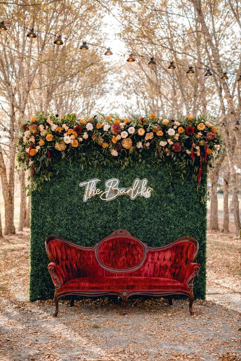 Outside Wedding Photo Booth, Boho Fall Wedding Backdrop, Vintage Back Drop Ideas, Couch Photo Booth Wedding, Vintage Couch At Wedding, Wedding Photo Booth Outdoor, Vintage Photo Backdrop Ideas, Outdoor Wedding Photo Backdrop Ideas, Permanent Photo Backdrop