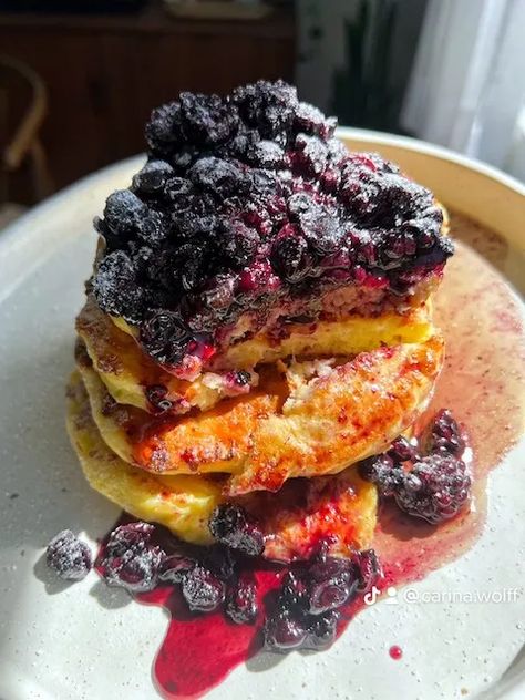 Lemon Cottage Cheese Pancakes with Berry Compote Lemon Cottage Cheese, Gluten Free Protein Pancakes, Healthy Protein Breakfast, Lemon Pancakes, Cottage Cheese Pancakes, Cheese Pancakes, Berry Compote, Cottage Cheese Recipes, Dump Meals