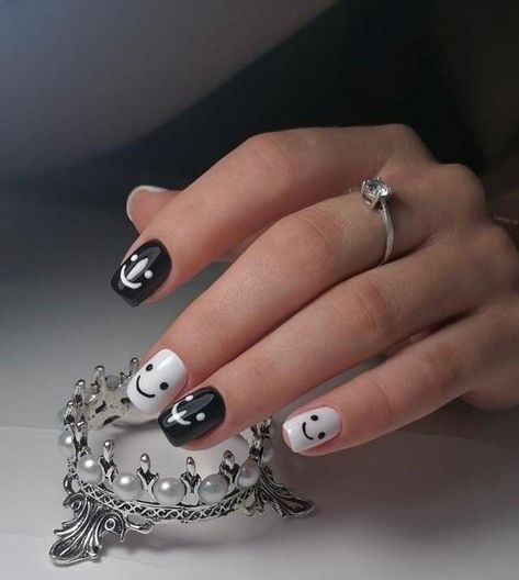 Billie Nails, Wholesome Pictures, Chrome Nails Designs, Pretty Nail Art Designs, Pretty Nail Art, Chrome Nails, Smiley Face, Nail Design, Art Designs