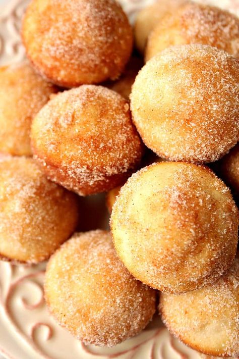 Cinnamon Sugar Mini Donut Muffins Doughnut Desserts, Mini Pancake Muffins, Mini Donut Recipes, Nutella Muffin, Muffins Blueberry, Donut Cupcakes, Doughnut Muffins, Morning Glory Muffins, Cinnamon Donuts