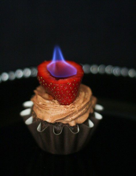 Flaming Cocktails, Strawberry Cupcakes, Cupcake Frosting, Köstliche Desserts, Chocolate Strawberries, Cupcake Ideas, Chocolate Cupcakes, Cup Cakes, Cupcake Recipes