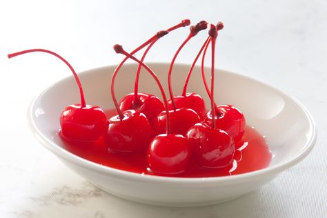 The modern maraschino cherry, a common garnish for cocktails and desserts, is a brine-cured and sugar-preserved Royal Anne cherry dyed brilliant red. Maraschino Cherries Recipes, Marachino Cherries, Homemade Milk Chocolate, Health Benefits Of Cherries, Drink Garnishing, Maraschino Cherries, Chocolate Covered Cherries, Cherry Recipes, Cherry Fruit