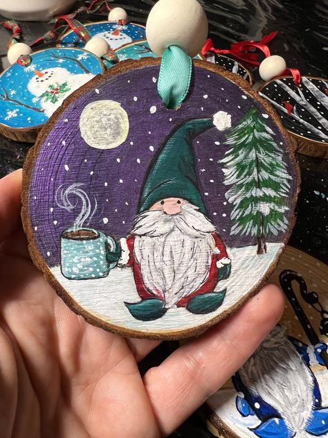 Christmas Decorations Painting, Christmas Wood Slices, Wood Painting Ideas, Wood Discs Crafts, Christmas Gift Wrapping Diy, Christmas Pebble Art, Gnome Paint, Christmas Craft Show, Christmas Paintings On Canvas