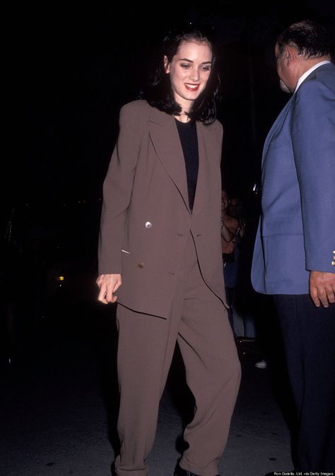 20 Winona Ryder Outfits We Would Totally Wear Today Winona Ryder Young, Winona Ryder Style, Winona Ryder 90s, Johnny Depp And Winona, Style Androgyne, Winona Forever, 90s Looks, 1990s Fashion, Winona Ryder